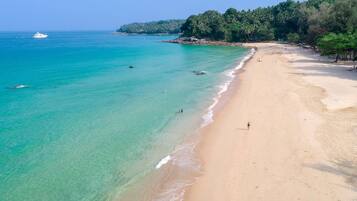 Una playa cerca, toallas de playa