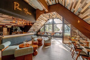 朝食、ランチ、ディナーに営業 (多国籍料理)