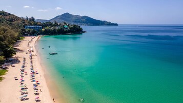 Ubicación cercana a la playa y toallas de playa