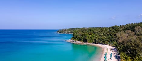 Una playa cerca, toallas de playa