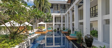 2 outdoor pools, sun loungers