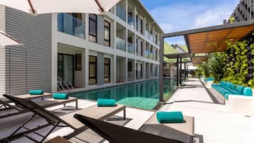 2 outdoor pools, sun loungers