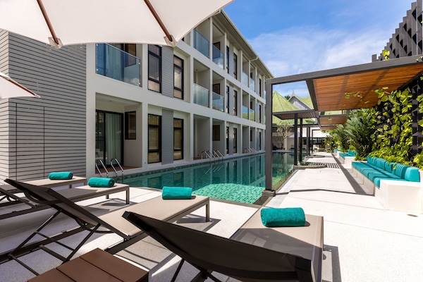 2 piscinas al aire libre, sillones reclinables de piscina