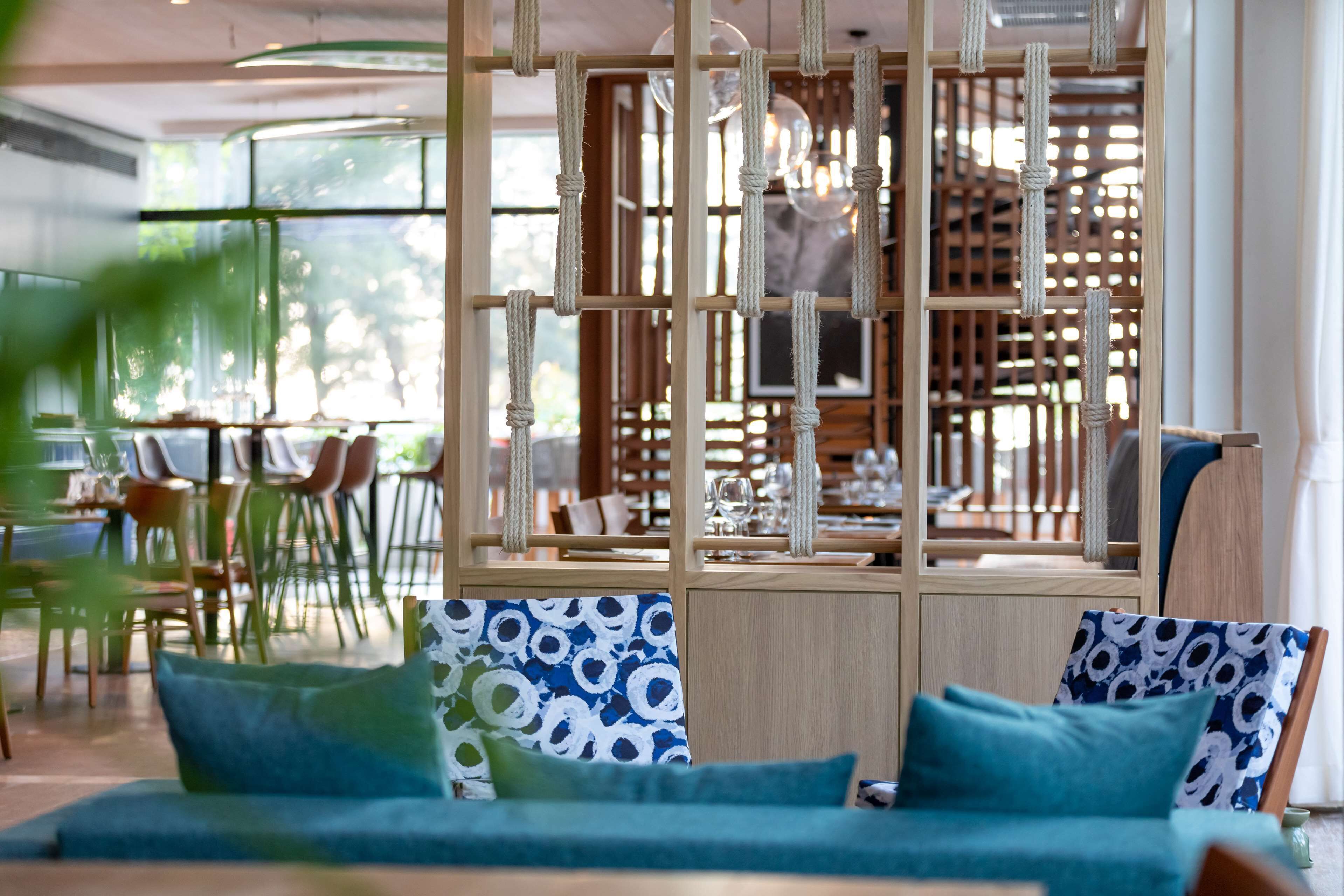 breakfast, lunch, dinner served; international cuisine