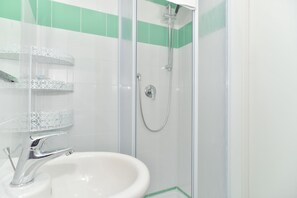 Quarto casal | Banheiro | Produtos de toalete grátis, secador de cabelo, roupões de banho 