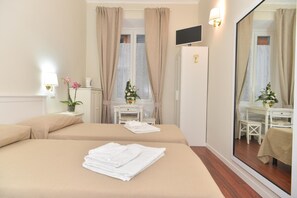 Bộ đồ giường cao cấp, minibar, két bảo mật tại phòng, bàn 