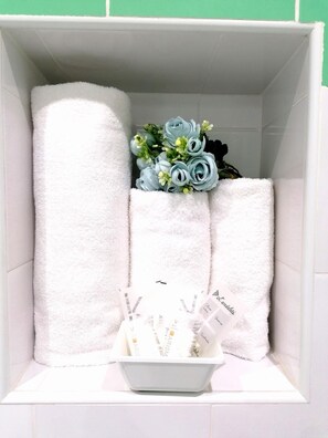 Amenidades de baño gratuitas, secadora de cabello, batas, toallas