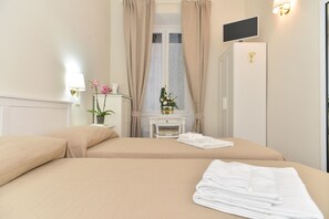 Bộ đồ giường cao cấp, minibar, két bảo mật tại phòng, bàn 