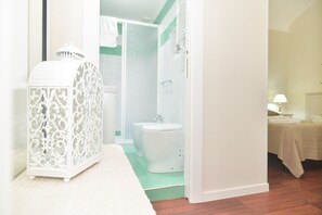 Habitación doble | Baño | Amenidades de baño gratuitas, secadora de cabello, batas, toallas 
