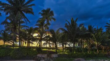 Fachada da propriedade à noite