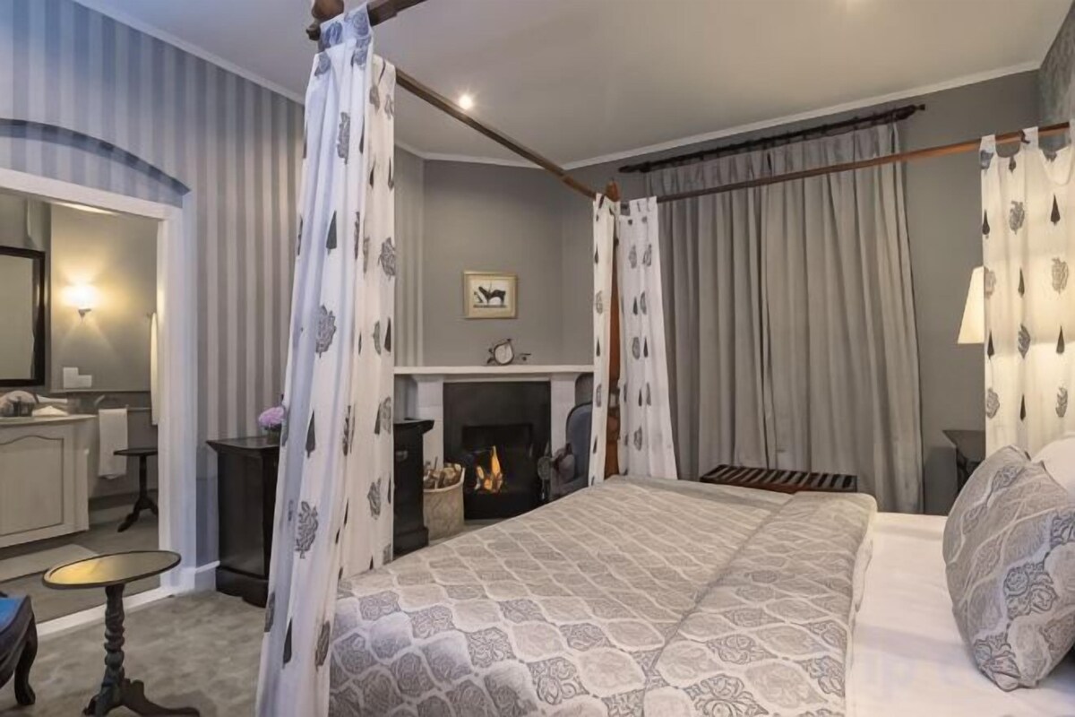 Desk, soundproofing, iron/ironing board, free WiFi