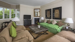 Villa, utsikt mot innsjø | Oppholdsområde