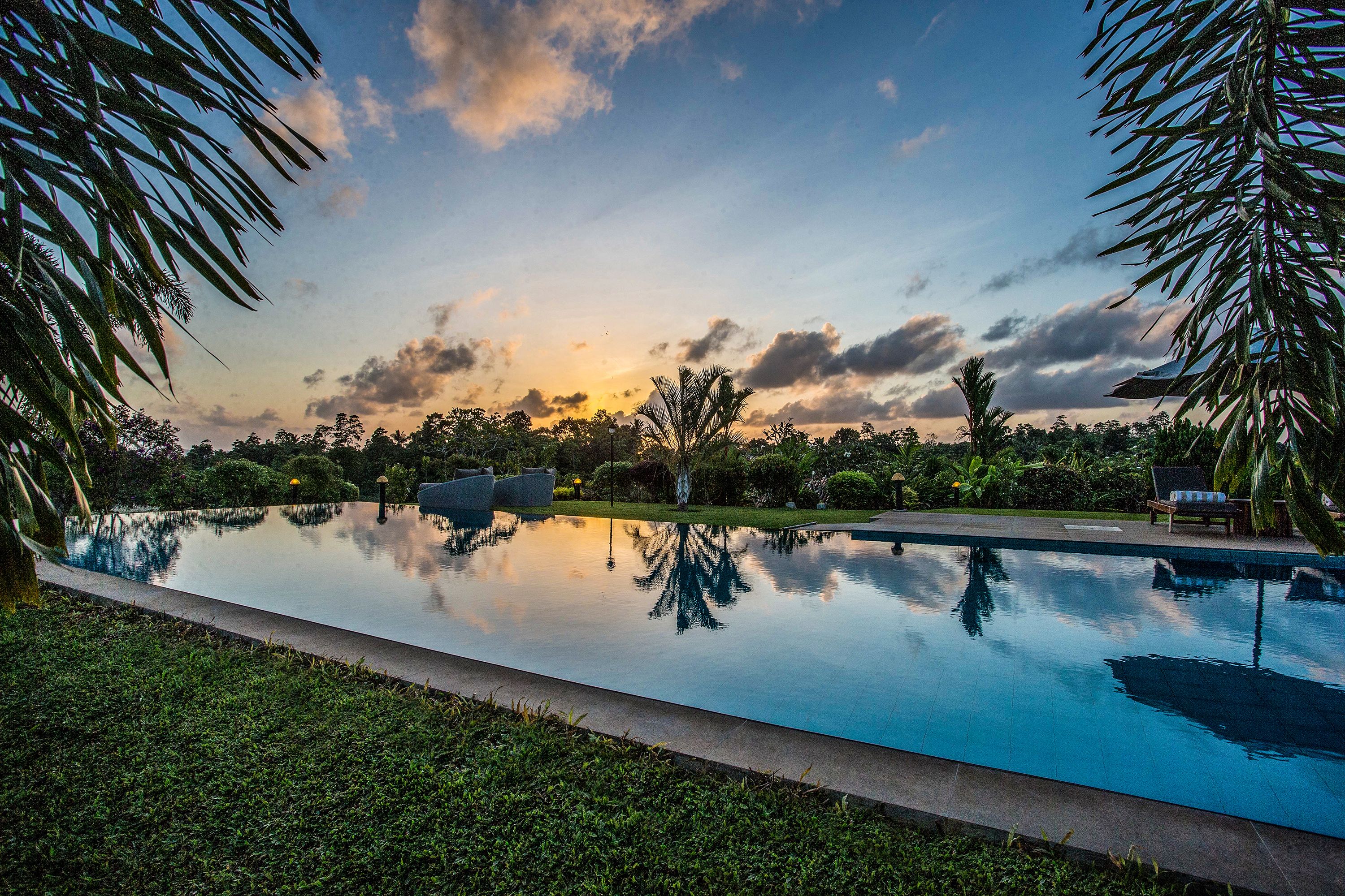 Suite – signature, bassengutsikt, ved basseng | Minibar, safe på rommet, skrivebord og lydisolert