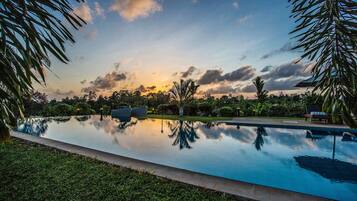 Suite – signature, bassengutsikt, ved basseng | Minibar, safe på rommet, skrivebord og lydisolert