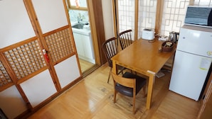 Fridge, microwave, stovetop, electric kettle - Han Guesthouse (Seoul)