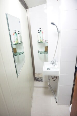 Douche, articles de toilette (gratuits), séchoir à cheveux, pantoufles