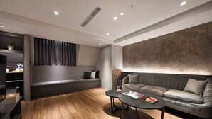 Un salon moderne avec un canapé, une table basse et un banc intégré.
