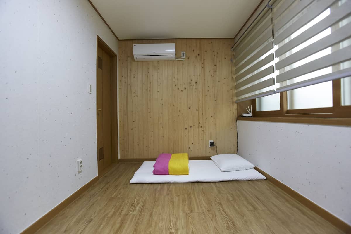 Korean Style Quad Room with Private Shower Booth and Toilet (Free Korean Style Breakfast) | 무료 WiFi