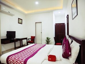 In-room safe, desk, rollaway beds, free WiFi - Oyo 749 Hotel Ketan (Pune)