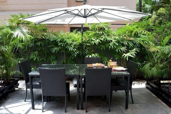 Outdoor dining - Oyo 749 Hotel Ketan (Pune)