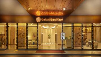 Bagian depan properti - sore/malam