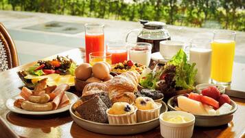 Sarapan prasmanan setiap hari dengan biaya tambahan