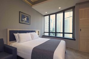 Caja de seguridad en la habitación y tabla de planchar con plancha 