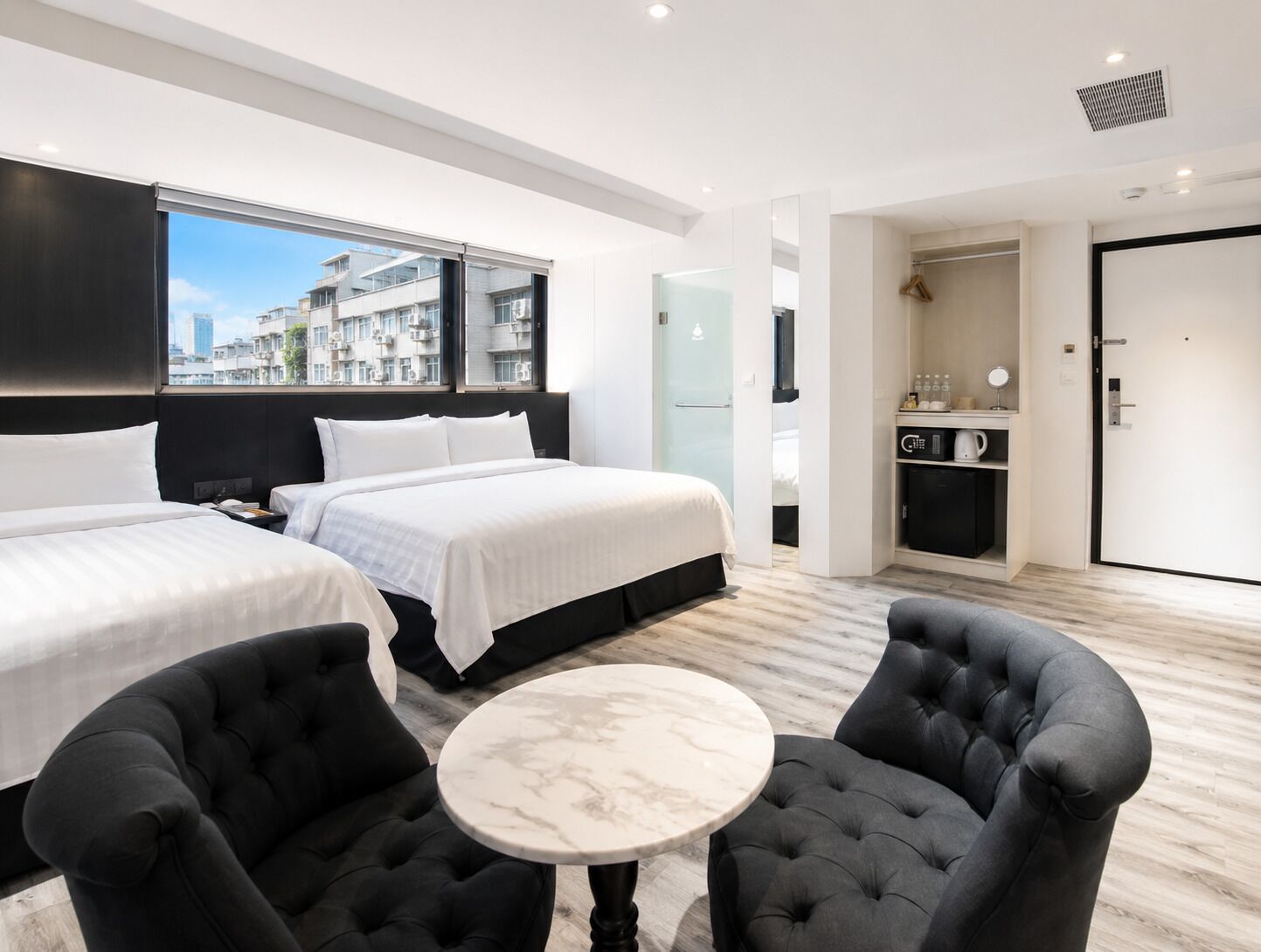Quarto quádruplo | Roupas de cama premium, frigobar, cofres nos quartos