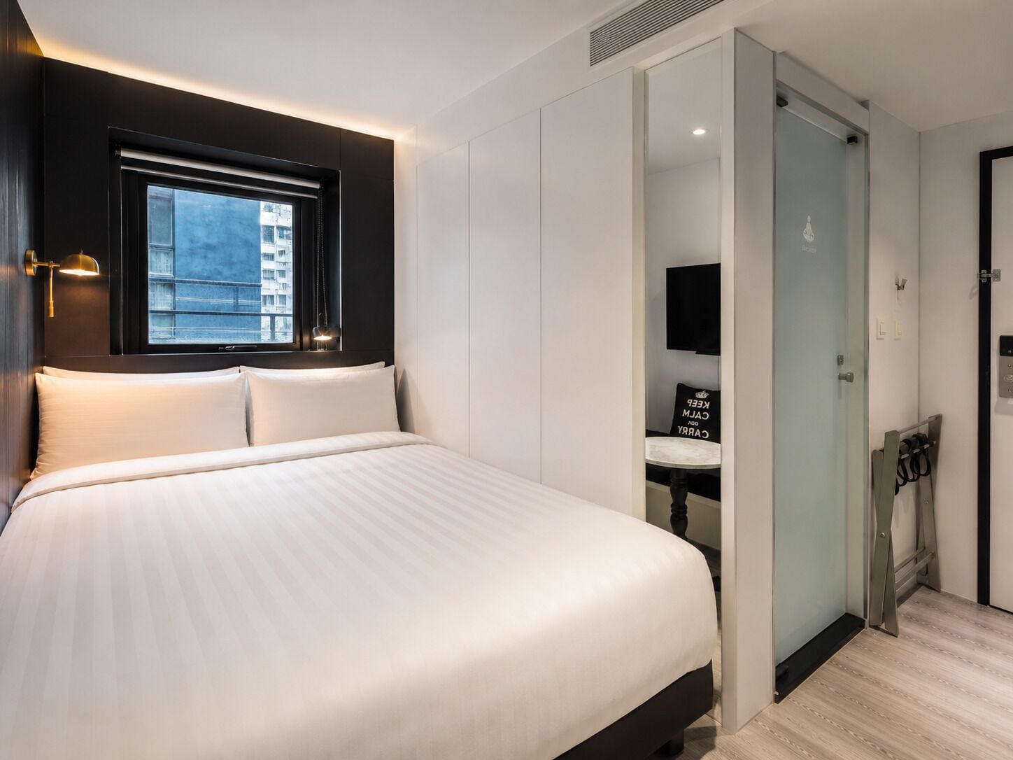Roupas de cama premium, frigobar, cofres nos quartos