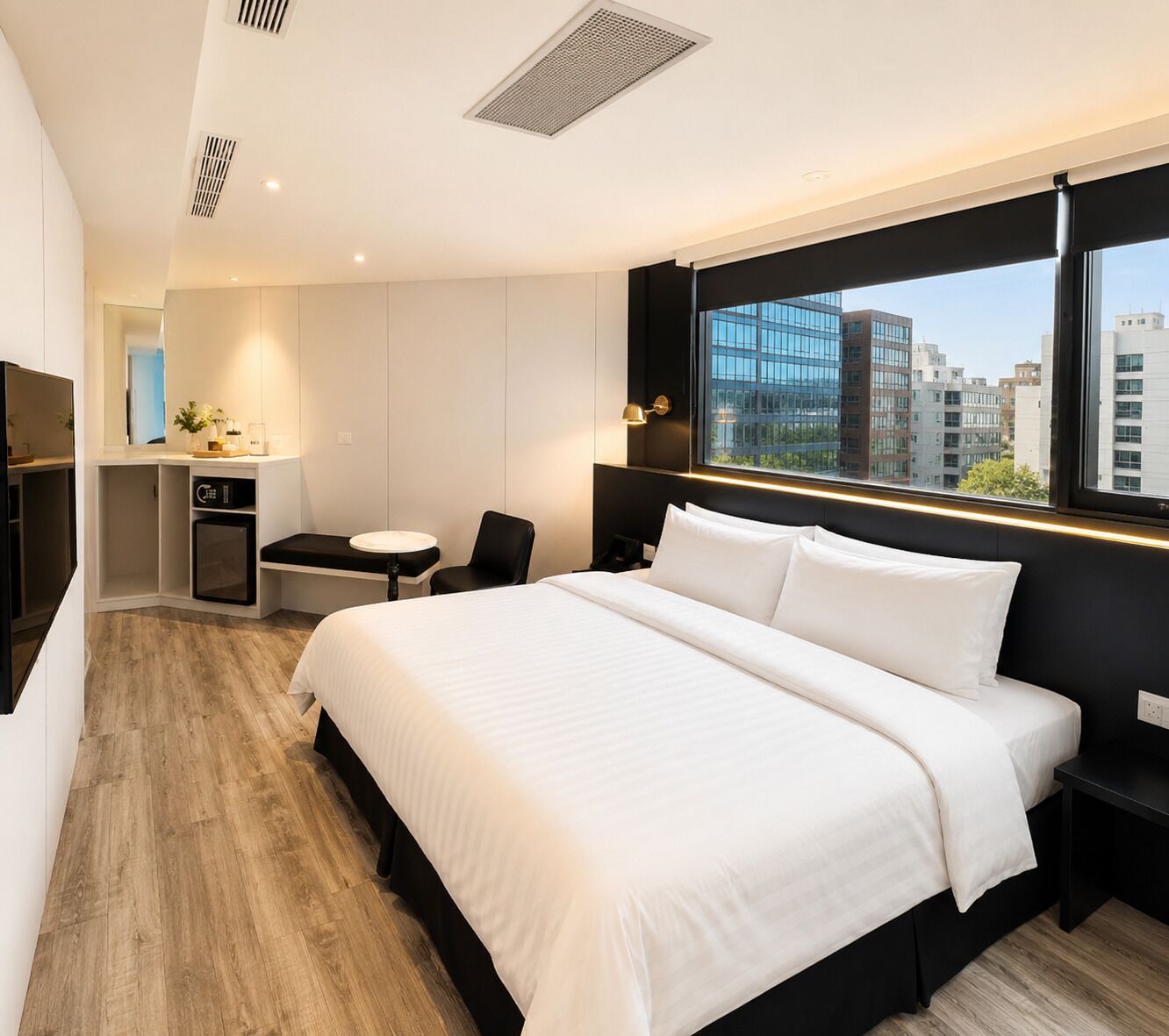 Roupas de cama premium, frigobar, cofres nos quartos
