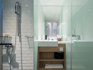 Bruser, hårtørrer, hjemmesko, bidet