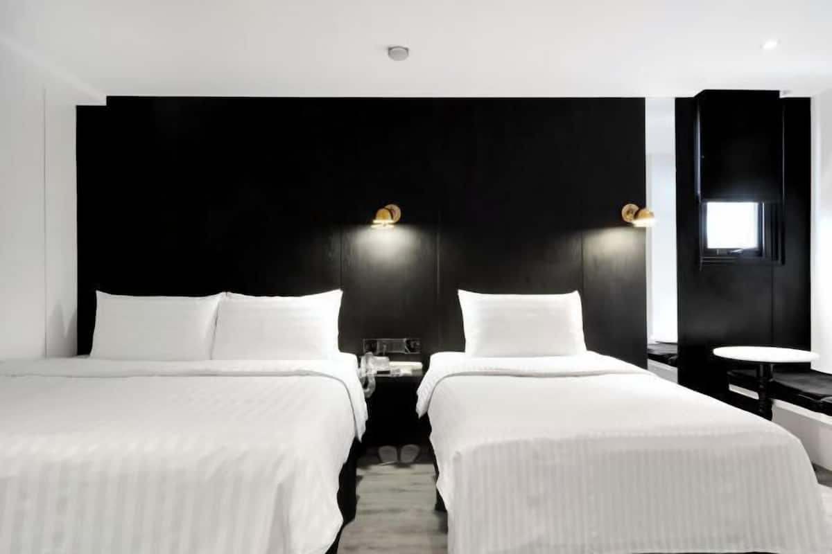 Ropa de cama de alta calidad, minibar, caja fuerte