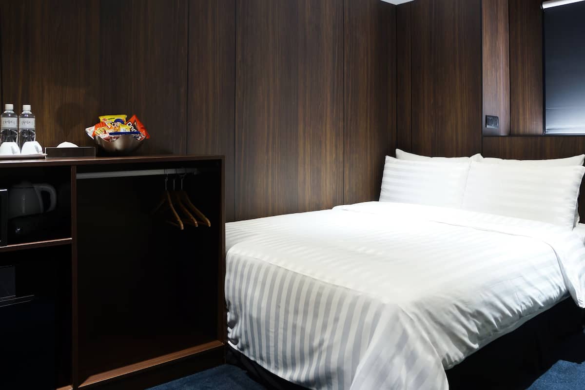 1 kamar tidur, seprai premium, minibar, dan brankas