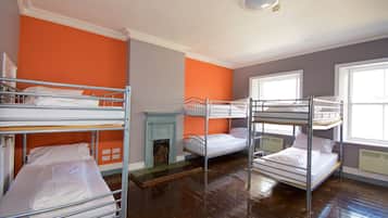 Brankas dan didekorasi berbeda-beda