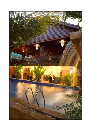Außenpool, Pool mit Wasserfall