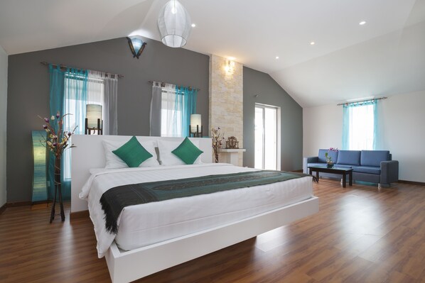 Deluxe Suite with Balcony | Minibar, in-room safe, desk, free WiFi