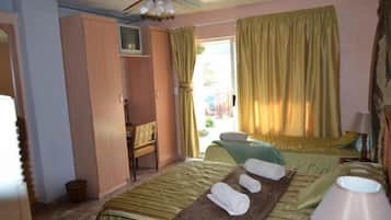 1 bedroom, desk