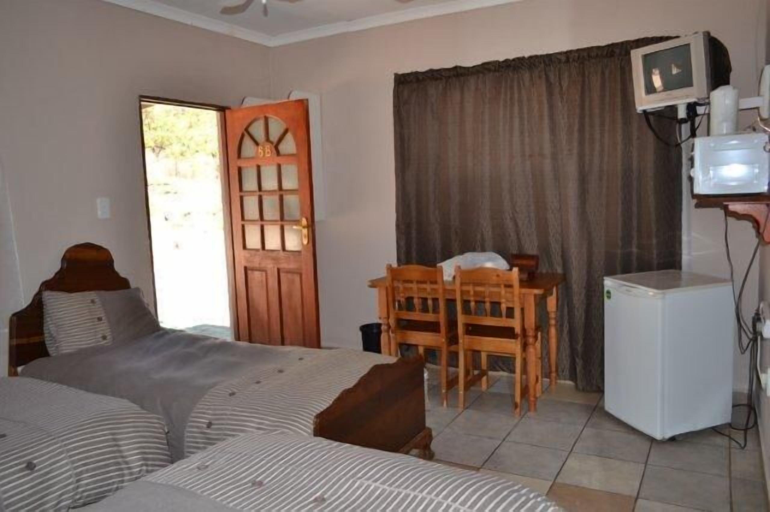 Kamar Triple Standar, 3 Tempat Tidur Twin, pemandangan gunung | Meja kerja