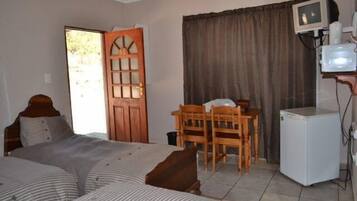 Kamar Triple Standar, 3 Tempat Tidur Twin, pemandangan gunung | Meja kerja