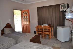 Standard Triple Room, 3 Single Beds, Mountain View | Desk - N4 Guest Lodge (Kgetlengrivier)