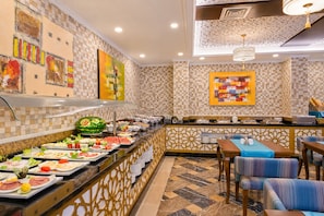 Café da manhã com buffet grátis todos os dias