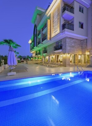 Piscina externa, guarda-sóis, espreguiçadeiras