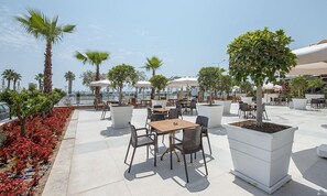 Déjeuner et dîner servis sur place