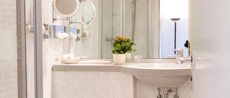 Articles de toilette (gratuits), peignoirs, pantoufles