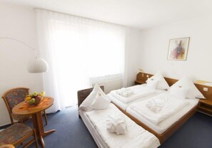 Ropa de cama hipoalergénica, minibar y escritorio 