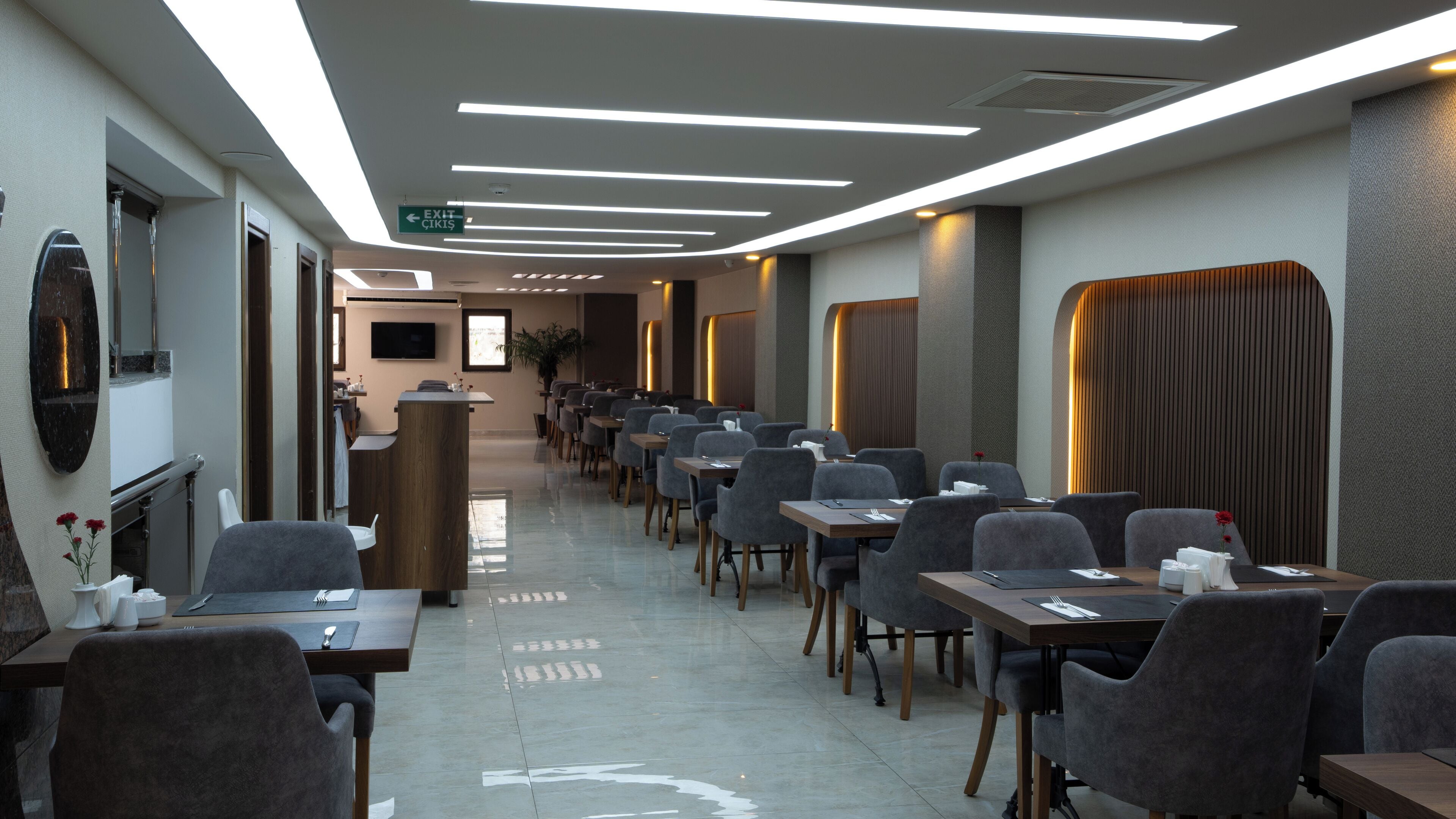 供应早餐、午餐和晚餐