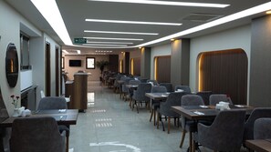 Melayani sarapan, makan siang, dan makan malam