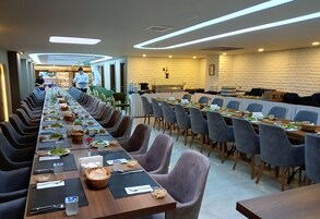 Kahvaltı, öğle yemeği ve akşam yemeği sunulur 