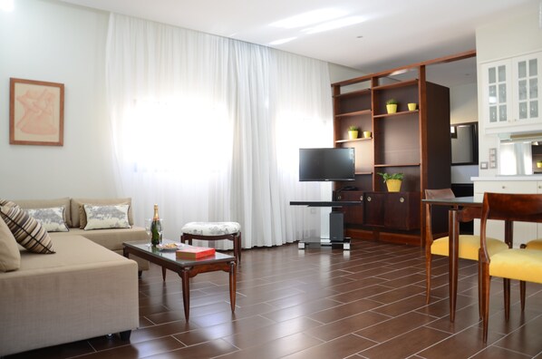 2 bedrooms, premium bedding, in-room safe, desk