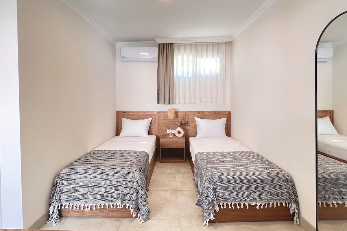 Standard Twin Room, Courtyard View | In-room safe, free WiFi, bed sheets